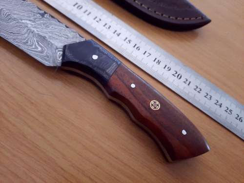 Handmade Damascus steel HUNTING  knife with Wooden handle scales.