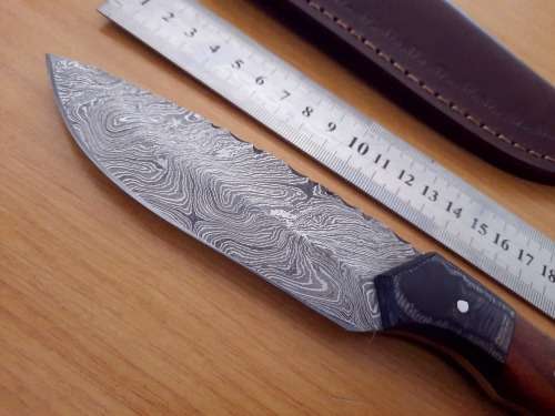 Handmade Damascus steel HUNTING  knife with Wooden handle scales.