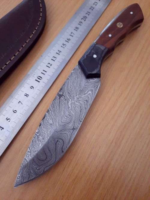 Handmade Damascus steel HUNTING  knife with Wooden handle scales.