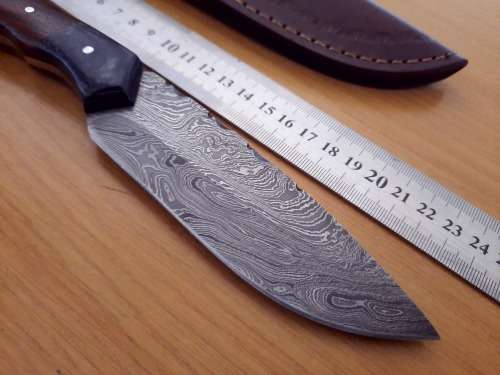 Handmade Damascus steel HUNTING  knife with Wooden handle scales.