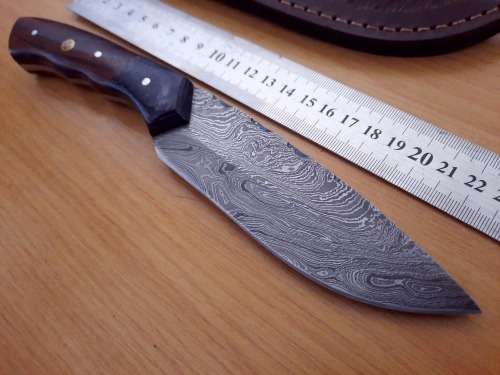 Handmade Damascus steel HUNTING  knife with Wooden handle scales.