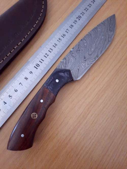Handmade Damascus steel HUNTING  knife with Wooden handle scales.