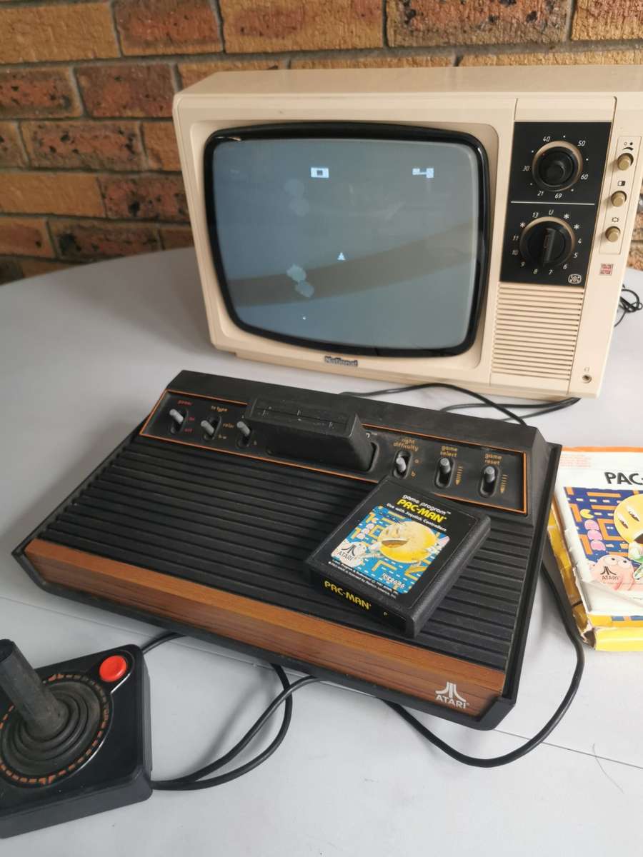 Atari 2600 with TV (ready to play)