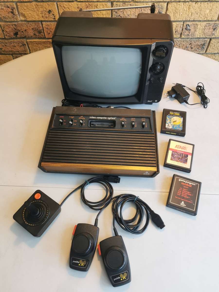 Atari 2600 with TV (ready to play)