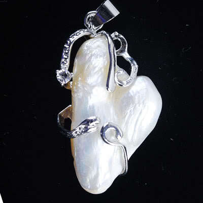 NATURAL BAROQUE PEARL PENDANT  30MMX20MMX10MM