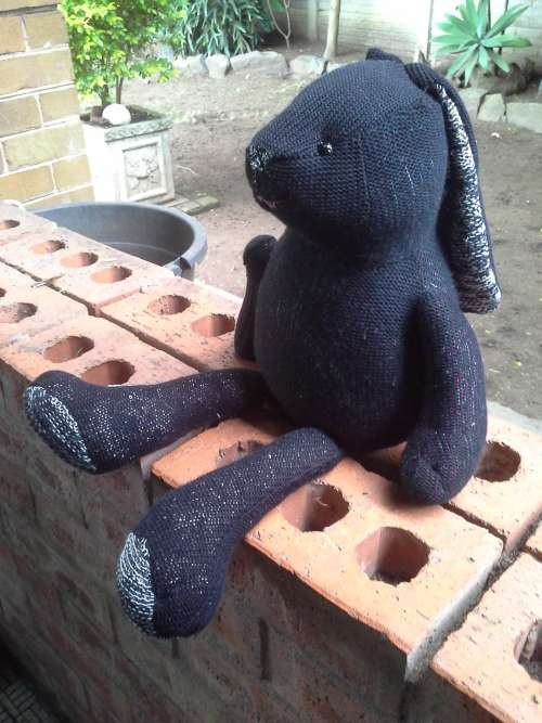 KNITTED BUNNY WITH BLEED DETAIL AND A LITTLE BOW