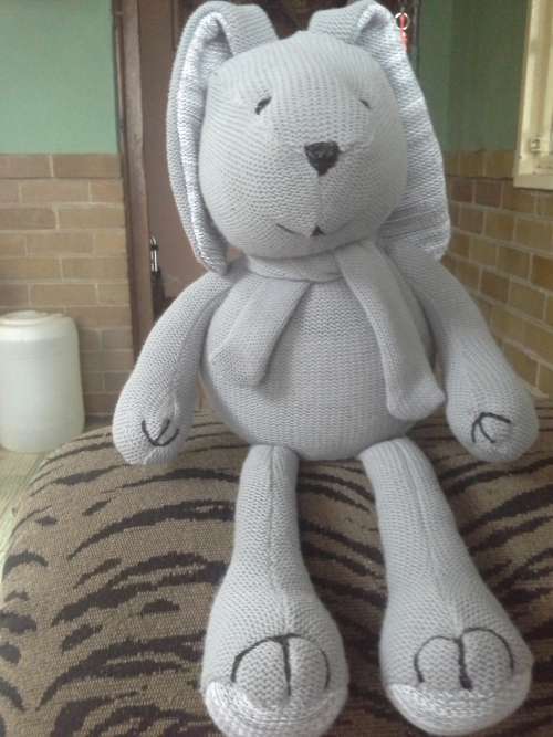 KNITTED BUNNY WITH BLEED DETAIL AND A LITTLE BOW