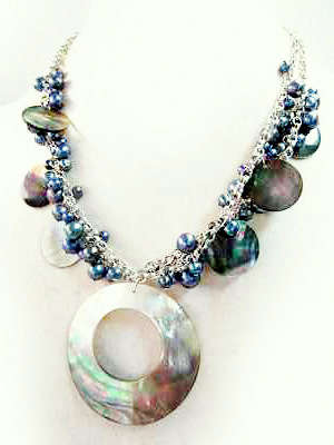 BLACK FRESH WATER PEARLS AND MOTHER OF PEARL DISKS AND PENDANT WITH EARINGS