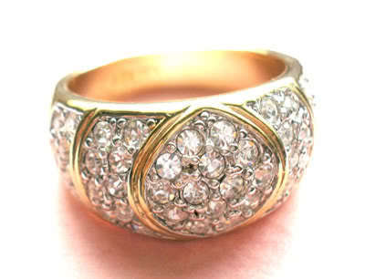 MAGNIFICANT SPARKLE OF MULTIPLE CUBIC ZIRCONIA  ON A 10kt GP  SOLID  RING  SIZE 4