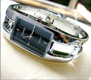 STAINLESS STEEL LADIES QUALITY AND FINISH BANGLE BRACELET QUARTZ WATCH WHITE MOP FACE