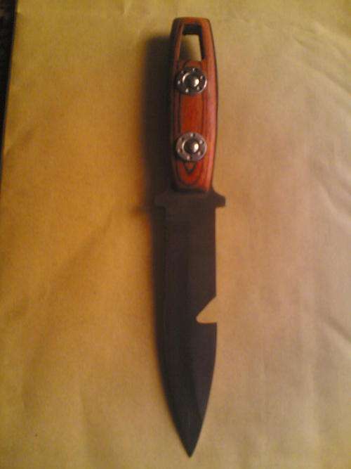 THROWING KNIFE WITH CUTTING EDGE