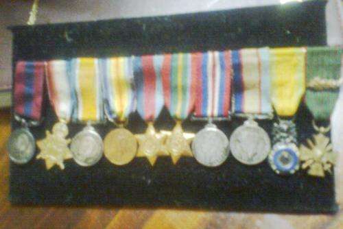 STUNNING SET OF 10 WW1 AND WW2 MINIATURE MEDALS, PRICED TO GO NOW !!