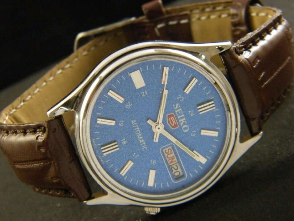 VINTAGE SEIKO 5 AUTOMATIC DAY & DATE WRIST WATCH FOR MEN IN EXCELLENT CONDITION