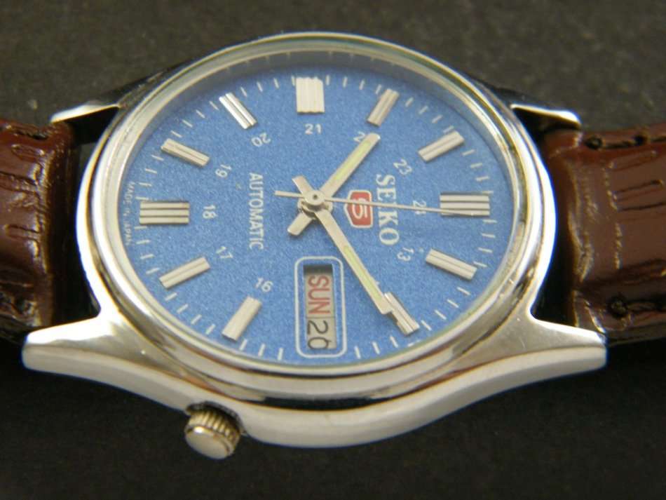 VINTAGE SEIKO 5 AUTOMATIC DAY & DATE WRIST WATCH FOR MEN IN EXCELLENT CONDITION