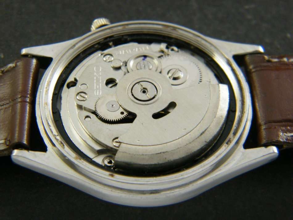 VINTAGE SEIKO 5 AUTOMATIC DAY & DATE WRIST WATCH FOR MEN IN EXCELLENT CONDITION