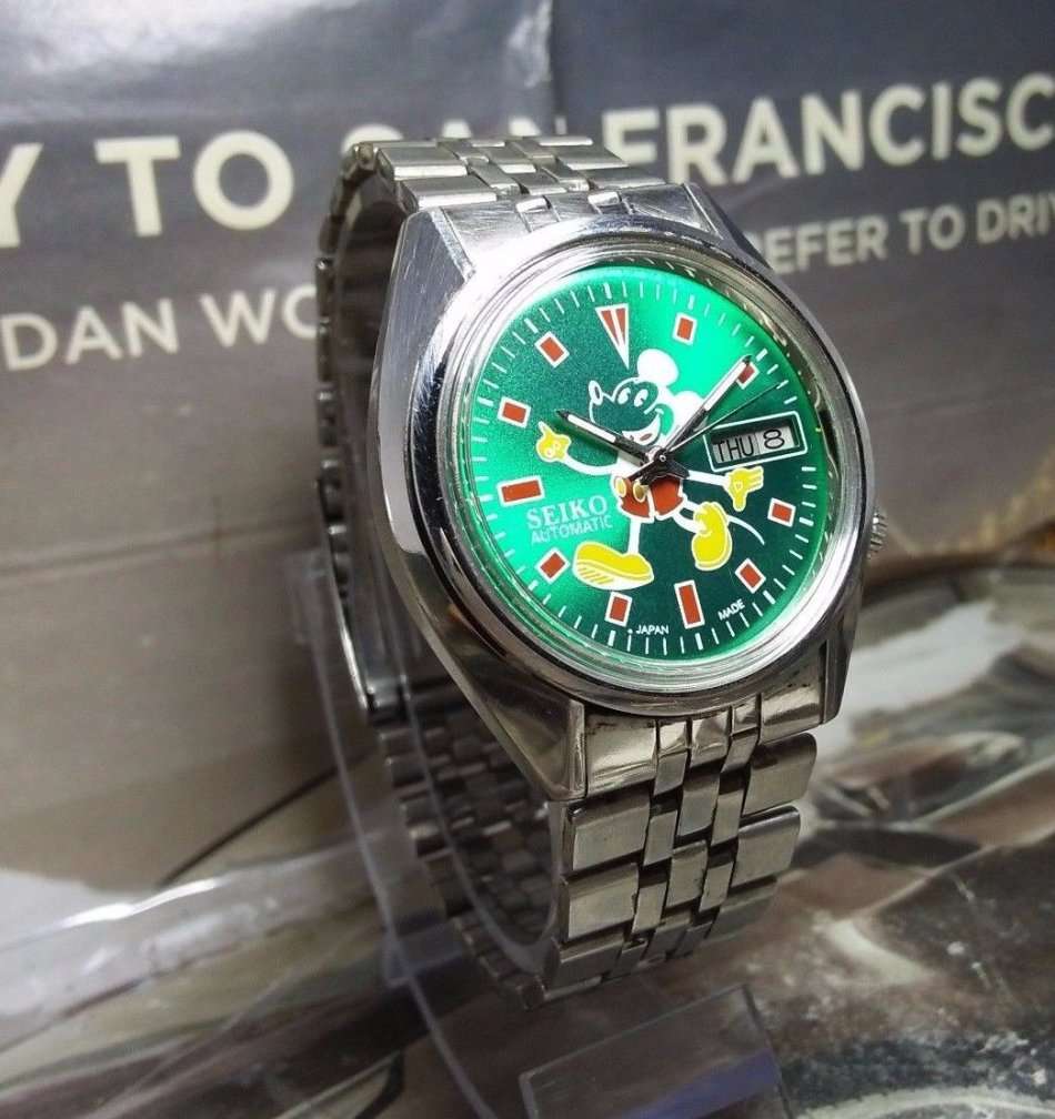 VINTAGE SEIKO 5 MICKY MOUSE AUTOMATIC DAY & DATE WRIST WATCH FOR MEN IN EXCELLENT CONDITION