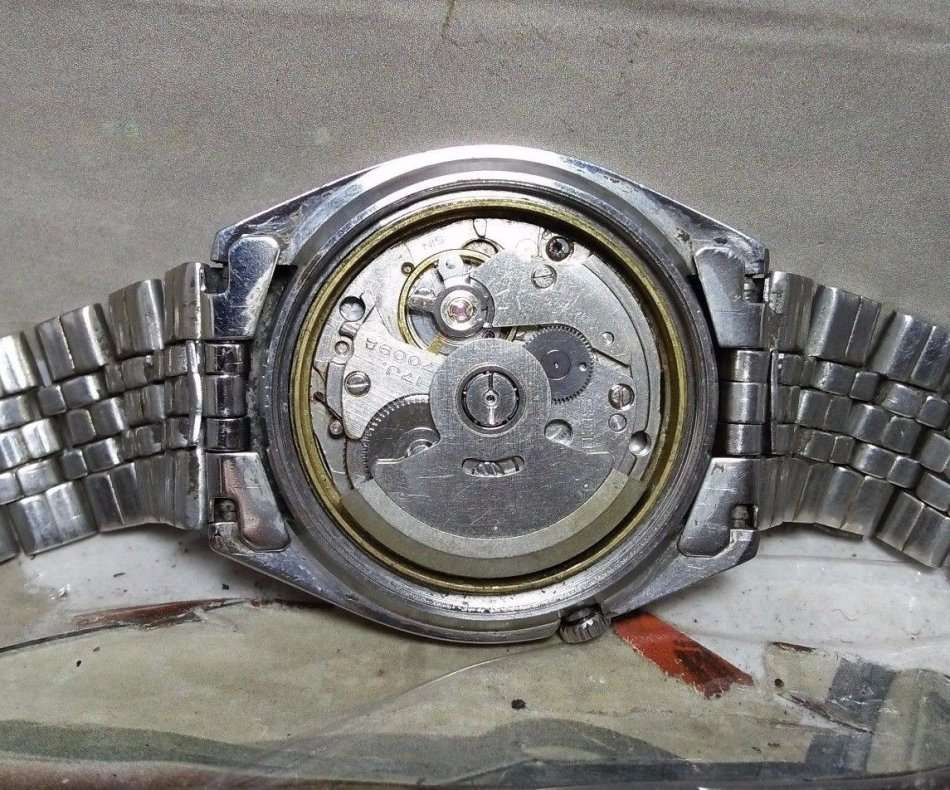 VINTAGE SEIKO 5 MICKY MOUSE AUTOMATIC DAY & DATE WRIST WATCH FOR MEN IN EXCELLENT CONDITION