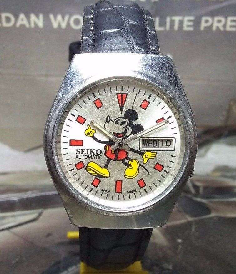 VINTAGE SEIKO 5 MICKY MOUSE AUTOMATIC DAY & DATE WRIST WATCH FOR MEN IN EXCELLENT CONDITION