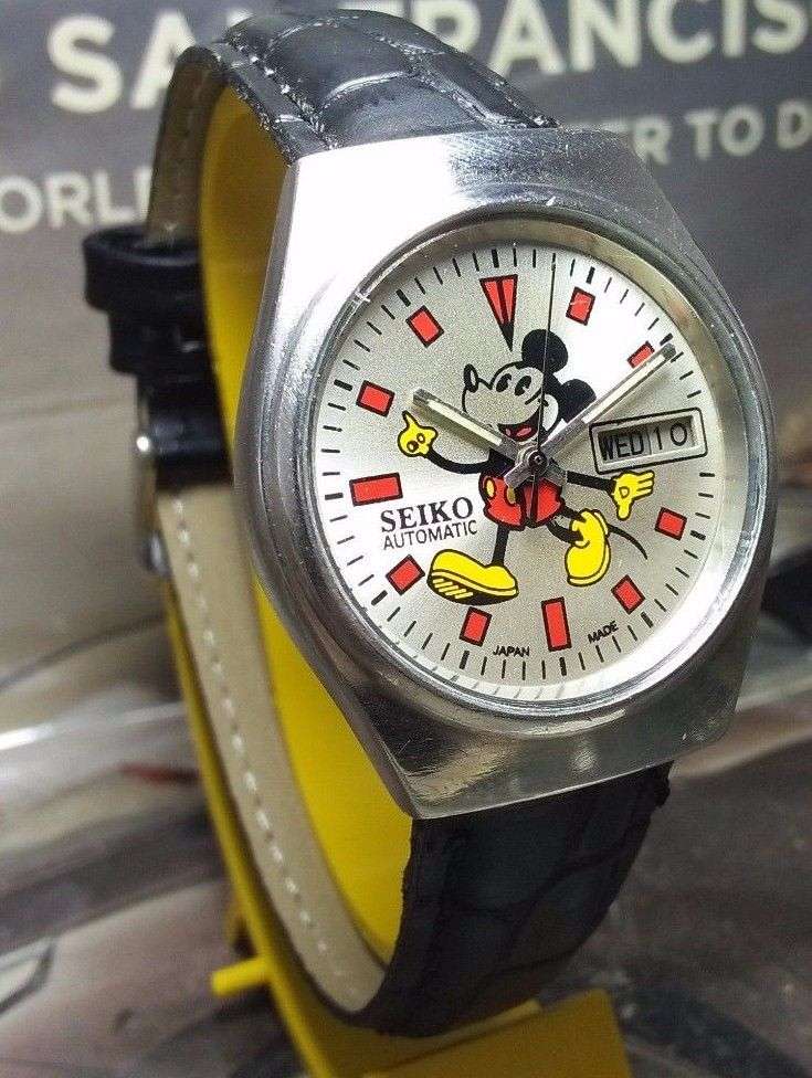 VINTAGE SEIKO 5 MICKY MOUSE AUTOMATIC DAY & DATE WRIST WATCH FOR MEN IN EXCELLENT CONDITION