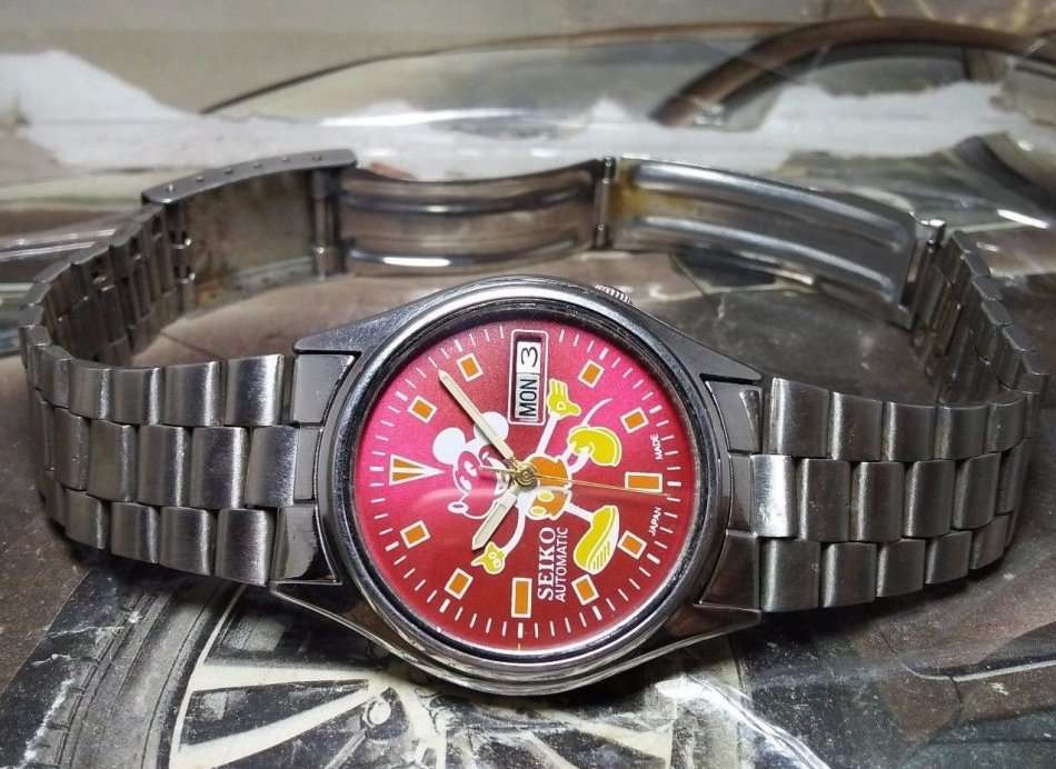 VINTAGE SEIKO 5 MICKY MOUSE AUTOMATIC DAY & DATE WRIST WATCH FOR MEN IN EXCELLENT CONDITION