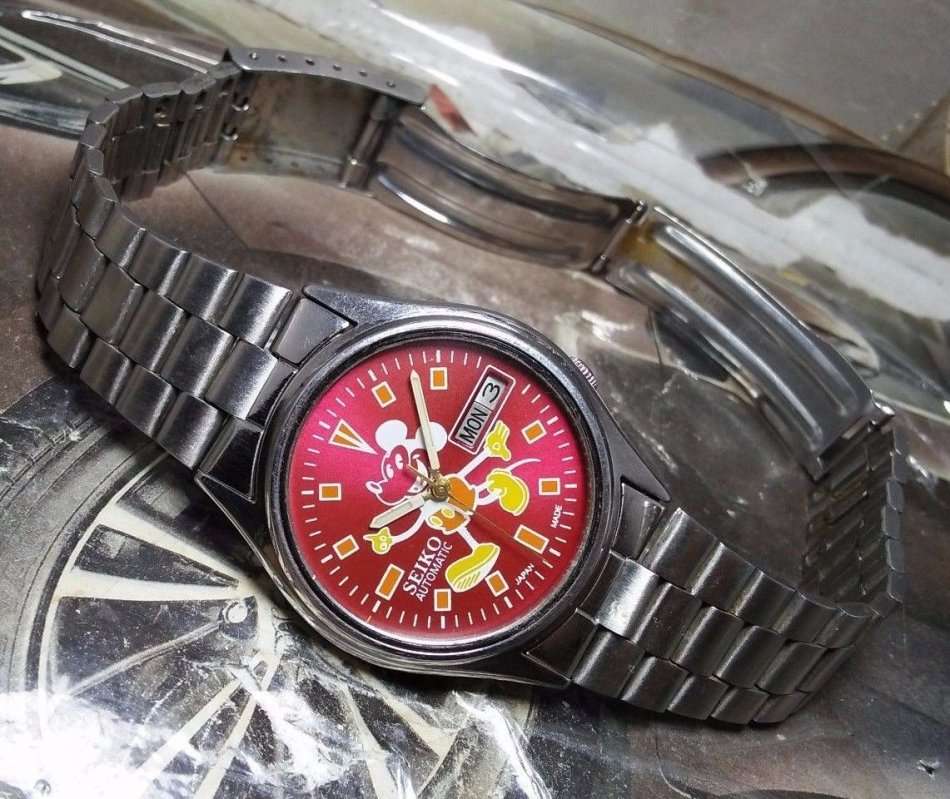 VINTAGE SEIKO 5 MICKY MOUSE AUTOMATIC DAY & DATE WRIST WATCH FOR MEN IN EXCELLENT CONDITION