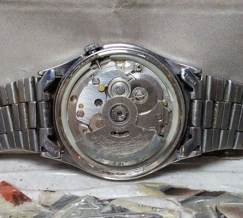 VINTAGE SEIKO 5 MICKY MOUSE AUTOMATIC DAY & DATE WRIST WATCH FOR MEN IN EXCELLENT CONDITION