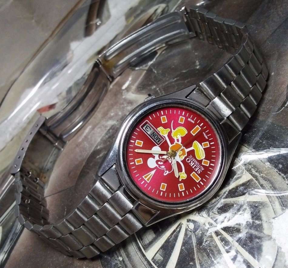 VINTAGE SEIKO 5 MICKY MOUSE AUTOMATIC DAY & DATE WRIST WATCH FOR MEN IN EXCELLENT CONDITION