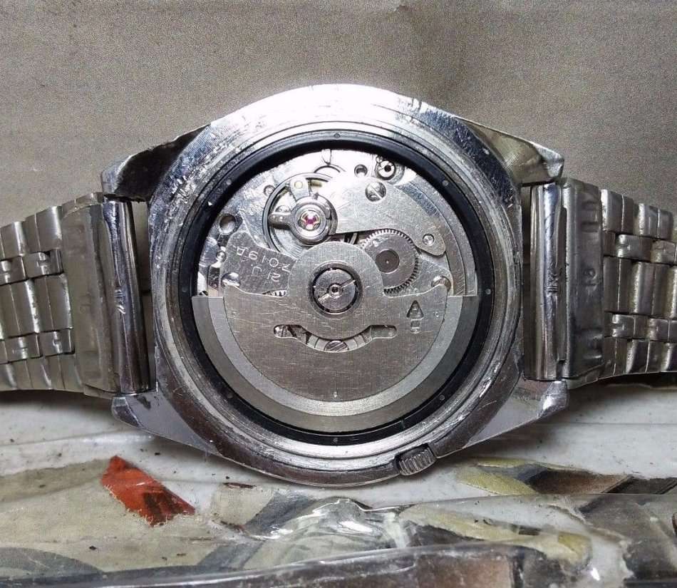 VINTAGE SEIKO 5 MICKY MOUSE AUTOMATIC DAY & DATE WRIST WATCH FOR MEN IN EXCELLENT CONDITION