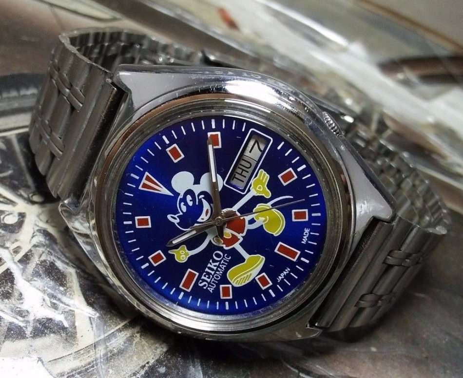VINTAGE SEIKO 5 MICKY MOUSE AUTOMATIC DAY & DATE WRIST WATCH FOR MEN IN EXCELLENT CONDITION