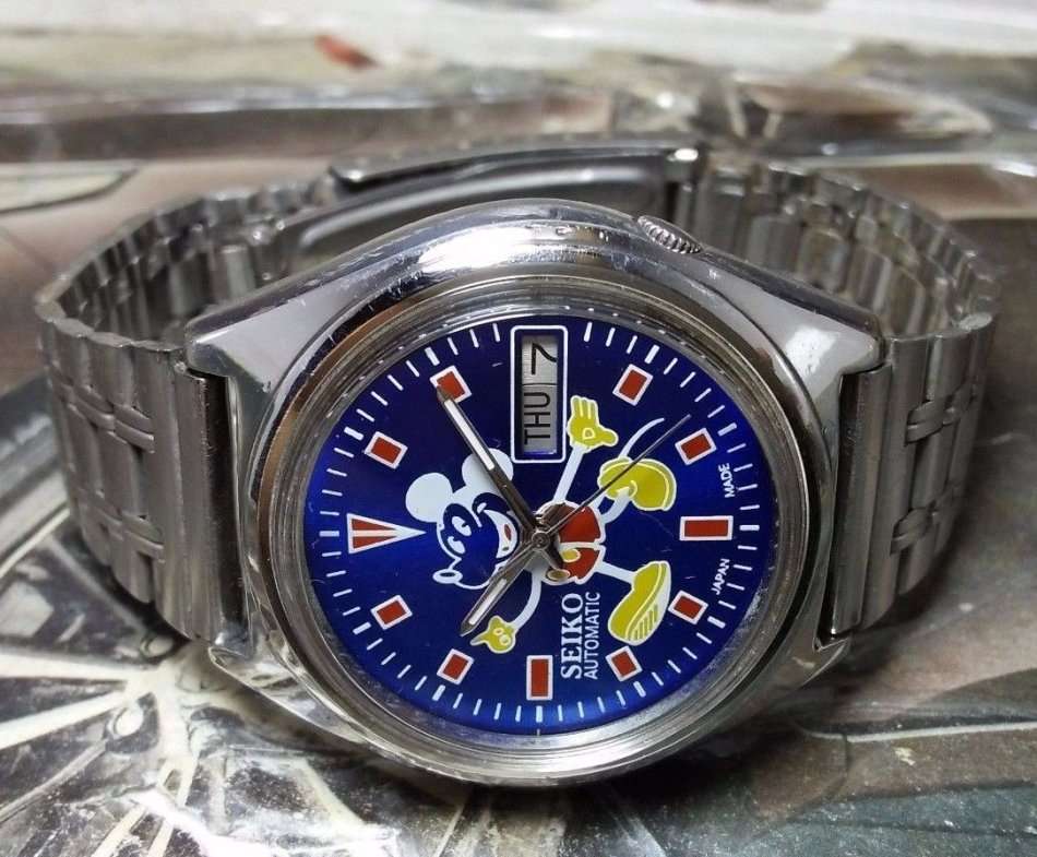 VINTAGE SEIKO 5 MICKY MOUSE AUTOMATIC DAY & DATE WRIST WATCH FOR MEN IN EXCELLENT CONDITION