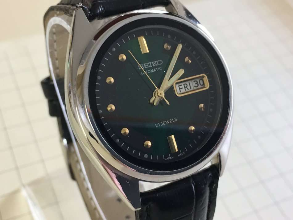 VINTAGE SEIKO 5 AUTOMATIC DAY & DATE WRIST WATCH FOR MEN IN EXCELLENT CONDITION