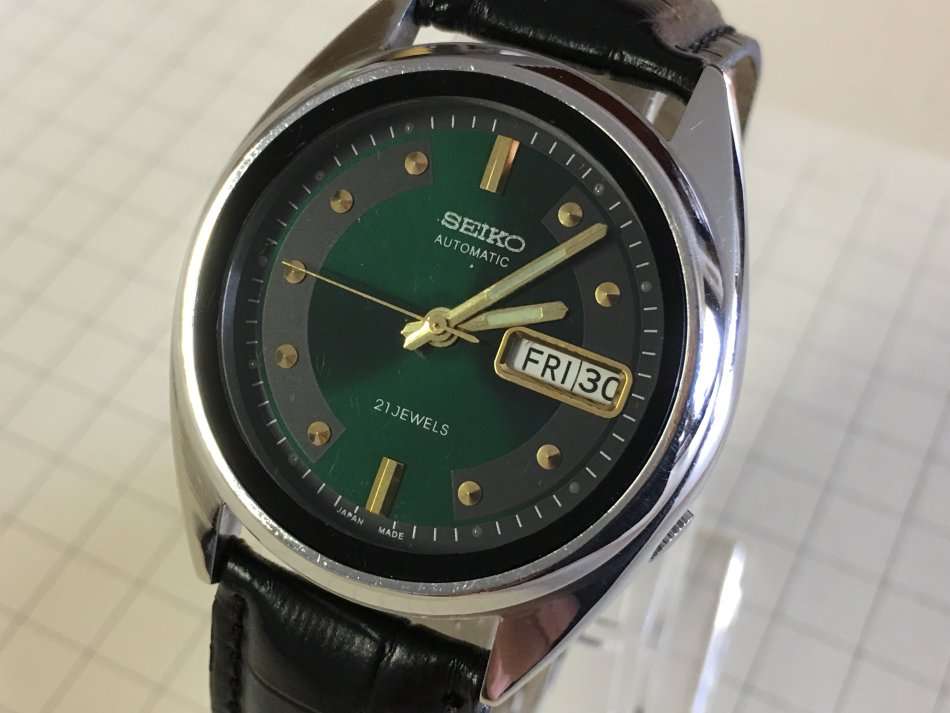 VINTAGE SEIKO 5 AUTOMATIC DAY & DATE WRIST WATCH FOR MEN IN EXCELLENT CONDITION