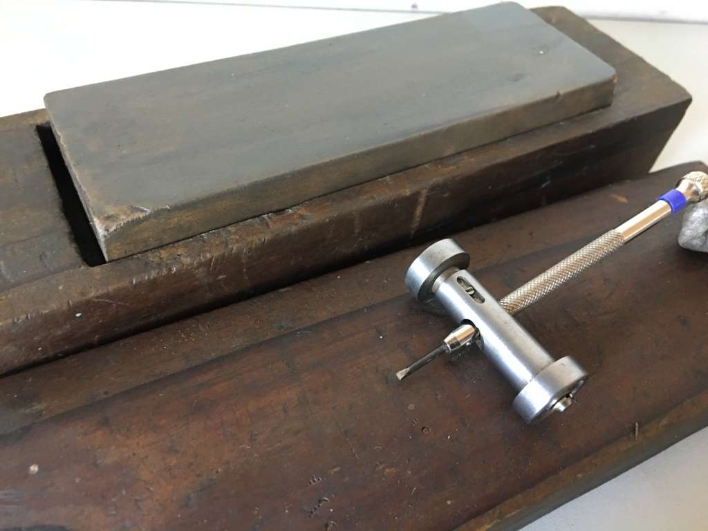 BERGEON - screwdriver /graver sharpener with oilstone