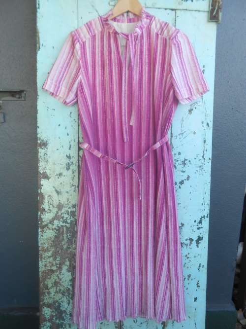 Vintage Pleated Dress with Pussy Bow Collar (Medium/ Large) **Free Vintage Gift per Order**