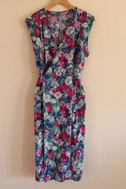 Vintage Floral Wraparound Dress (Large / XL)