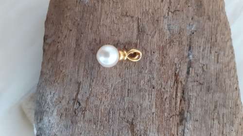 Vintage Faux Pearl Pendant (Measures 0.8 cm in diameter)
