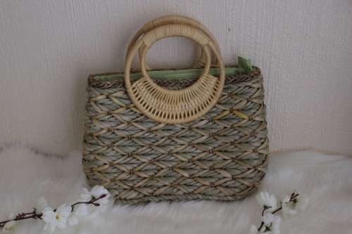 Vintage Woven Handbag (Measures 22 x 32 cm - needs TLC - see description)