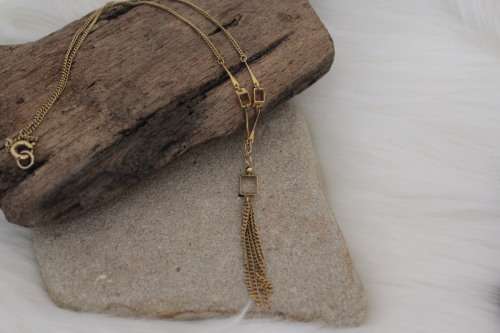 Vintage Gold Coloured Dangly Necklace (Total length of necklace is 26cm)