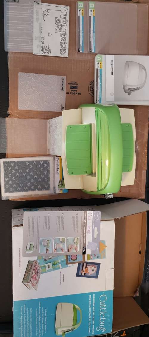 Cuttlebug Machine V2 Includes 2 extra Embossing Sets Birthday Wishes & Candles- Excellent condition