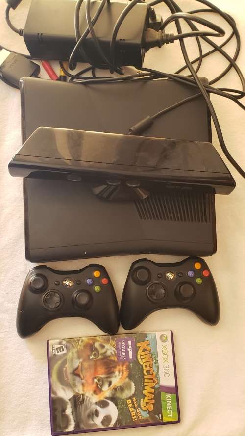 Xbox 360 Consol with Kinect Sensor + 2 remotes + Kinectimals Game