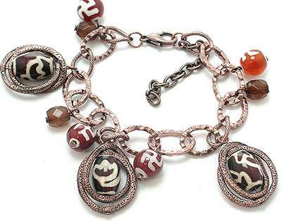 A LOVELY HANDPAINTED BEAD BRACELET