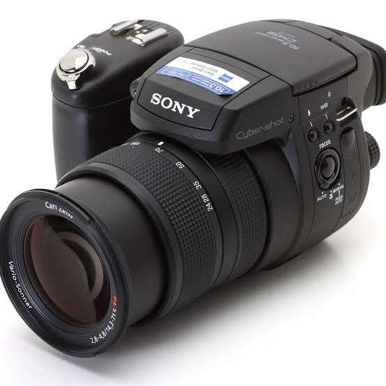 Sony CyberShot DSC R1 - 10.3MP - 5x Zoom - Digital Bridge Camera