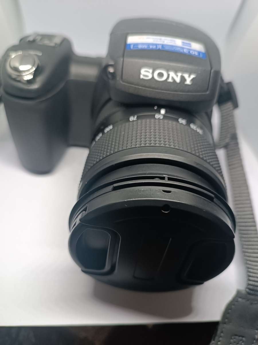 Sony CyberShot DSC R1 - 10.3MP - 5x Zoom - Digital Bridge Camera