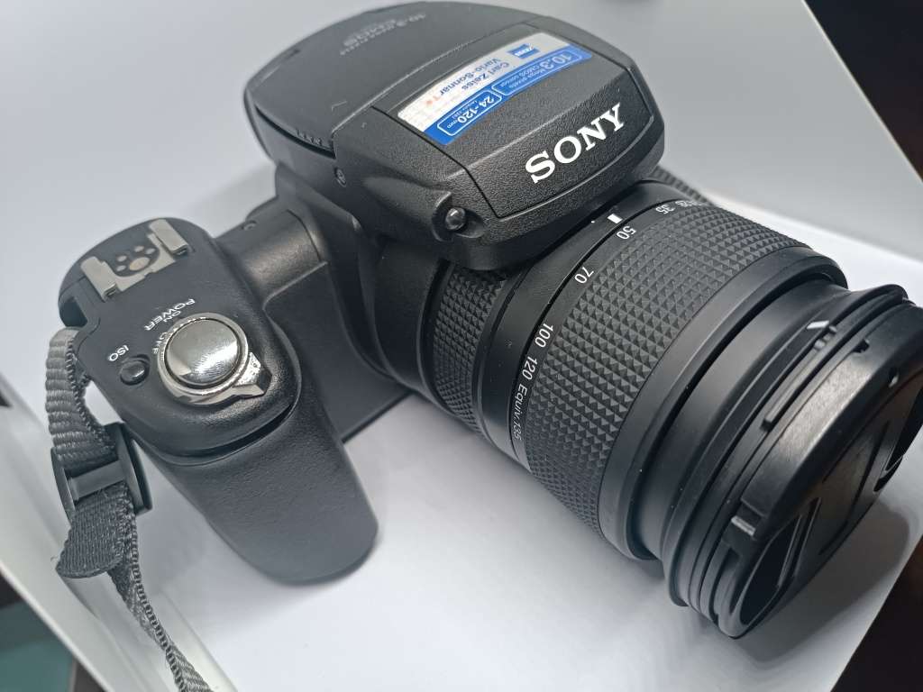 Sony CyberShot DSC R1 - 10.3MP - 5x Zoom - Digital Bridge Camera