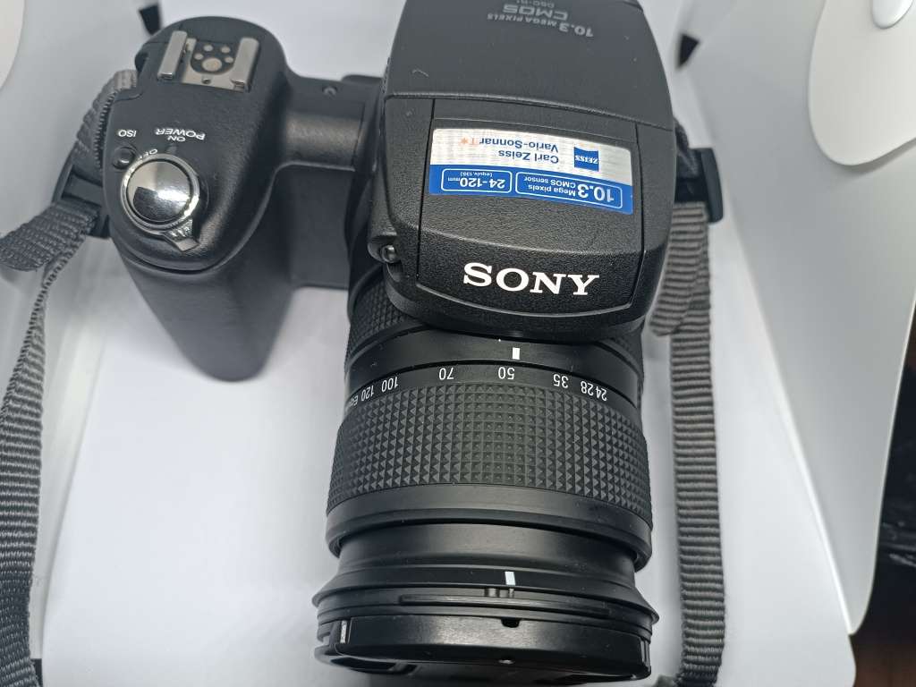 Sony CyberShot DSC R1 - 10.3MP - 5x Zoom - Digital Bridge Camera