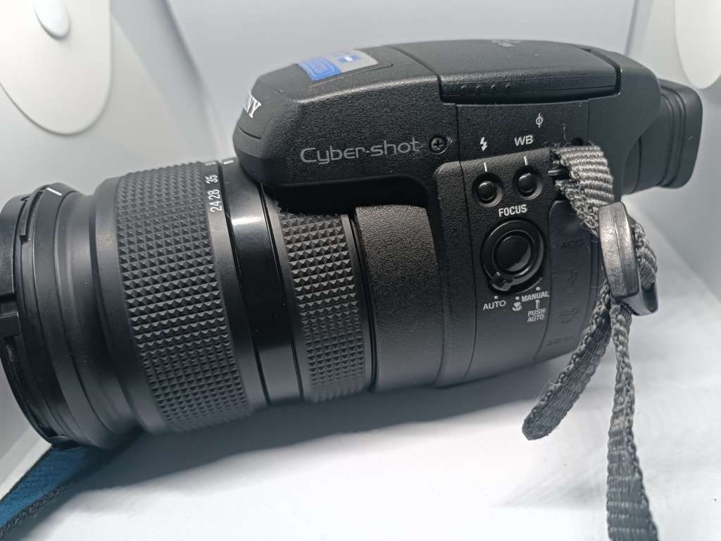 Sony CyberShot DSC R1 - 10.3MP - 5x Zoom - Digital Bridge Camera