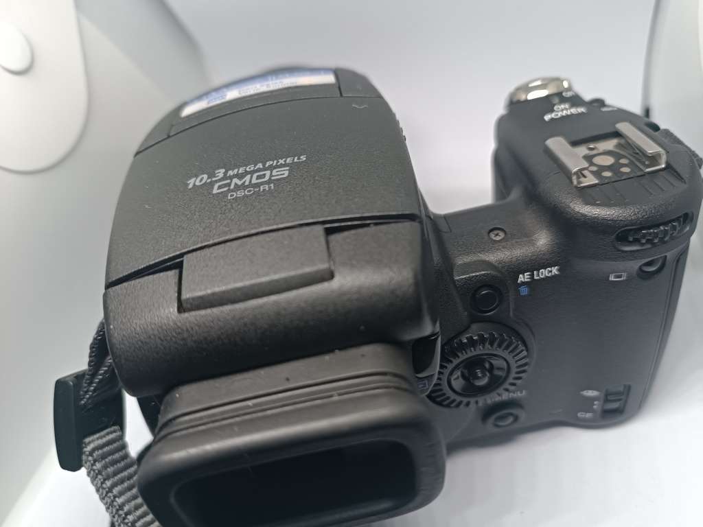 Sony CyberShot DSC R1 - 10.3MP - 5x Zoom - Digital Bridge Camera