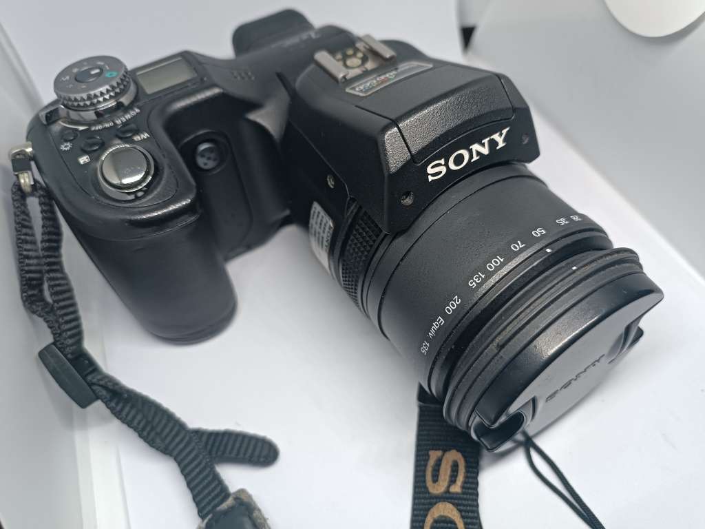 Sony CyberShot DSC F828 - 8MP - 7x Zoom - Digital Bridge Camera