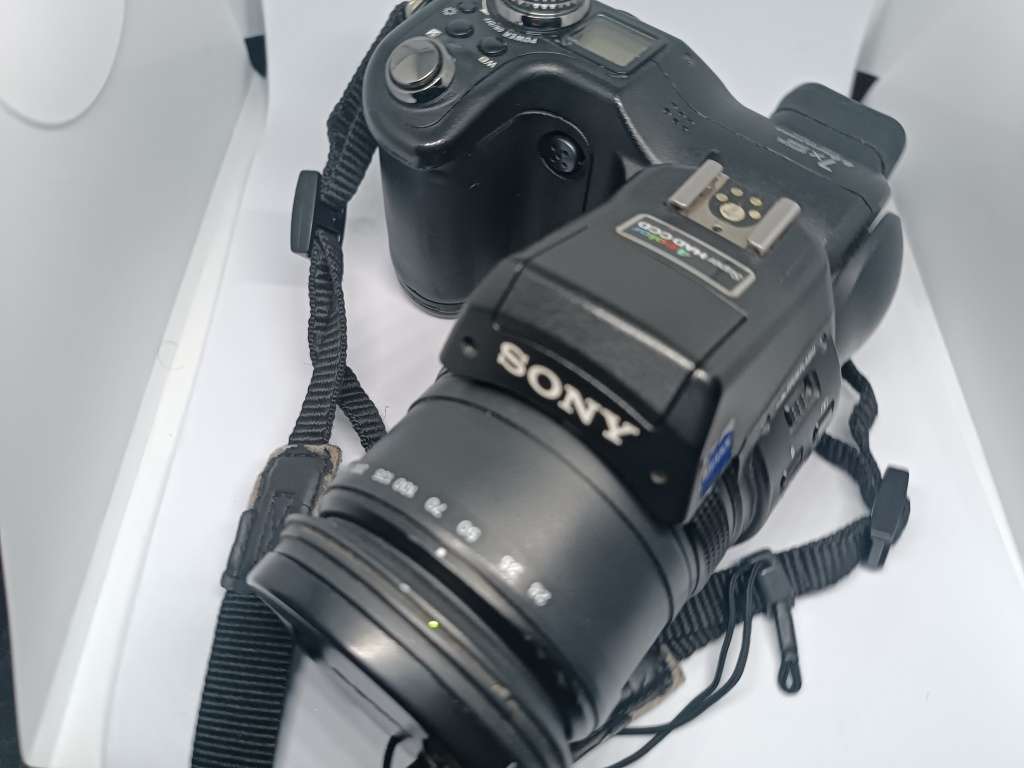 Sony CyberShot DSC F828 - 8MP - 7x Zoom - Digital Bridge Camera