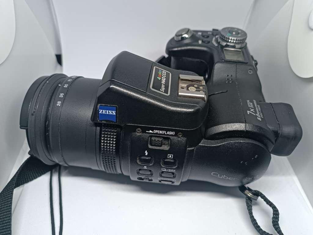 Sony CyberShot DSC F828 - 8MP - 7x Zoom - Digital Bridge Camera